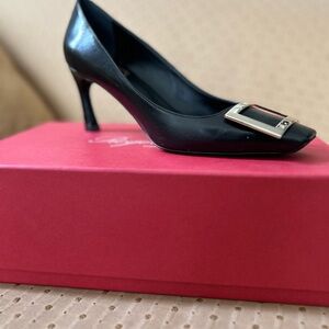 Roger Vivier 37.5 7.5 Women’s Black Heels Shoes Pumps - gently worn